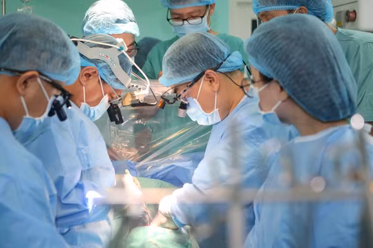 Nghẹt thở ca ghép tim từ người hiến tặng ở Hà Nội cho bệnh nhân nguy kịch ở Huế