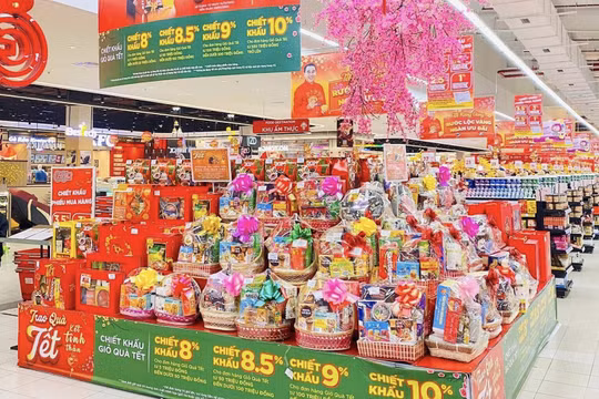 Xu hướng thắt chặt chi tiêu, người dân ưu tiên chọn giỏ quà Tết bình dân