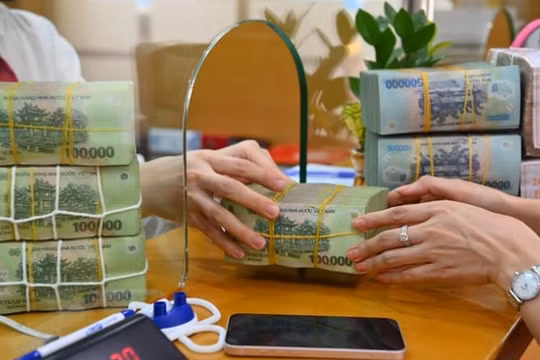 Lãi suất tiết kiệm đã giảm sâu nhưng lượng tiền gửi vẫn cao