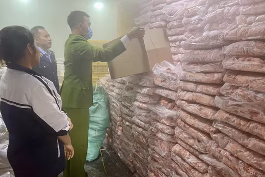 Hà Nội phát hiện cơ sở tập kết mỡ bò, óc lợn bẩn cực lớn tại Thường Tín