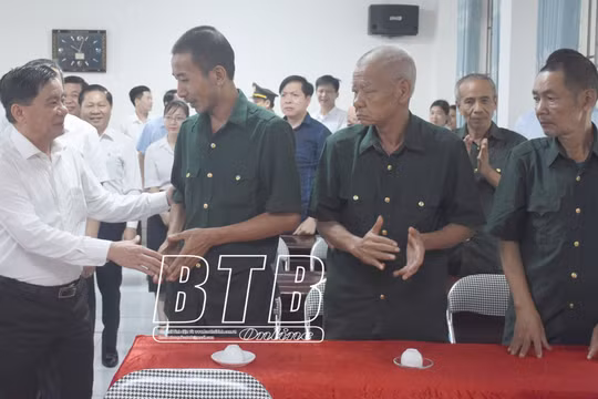 Chủ nhiệm Ủy ban Kiểm tra Trung ương Trần Cẩm Tú thăm, tặng quà người có công tại Thái Bình