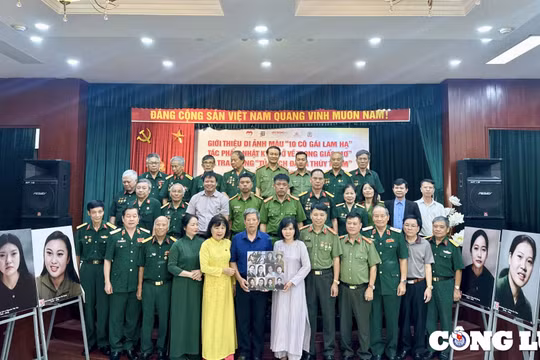 Bảo tàng Phụ nữ Việt Nam tiếp nhận di ảnh màu '10 Cô Gái Lam Hạ'