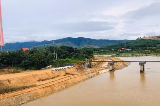 Kon Tum: Dân hiến đất, chính quyền chi 130 tỷ đồng xây dựng kè chống sạt lở sông Đăk Snghé