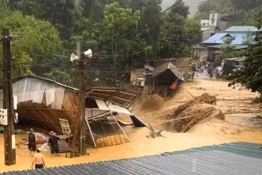 Lũ cuốn trôi 2 ngôi nhà tạm của người dân ở Thanh Hoá