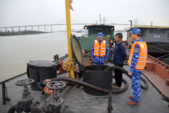 Tạm giữ tàu chở 15 tấn dầu FO không rõ nguồn gốc trên vùng biển giáp ranh Hải Phòng - Quảng Ninh