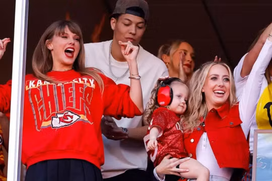 Adele: "Taylor Swift khiến bóng bầu dục thú vị hơn"