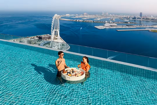 Bể bơi vô cực treo dài nhất thế giới, điểm đến ‘hot’ ở Dubai năm 2024