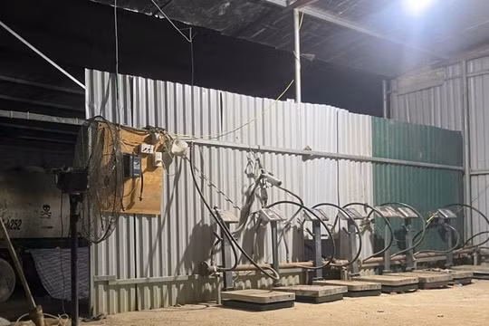 Đột kích, bắt quả tang điểm nghi vấn san chiết gas lậu ở ven đê sông Đuống