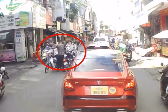 Thanh niên đi xe máy không đội mũ bảo hiểm, lấn làn, đánh người gây bức xúc