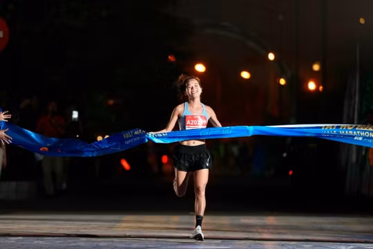 Phạm Thị Hồng Lệ vô địch Giải chạy bán marathon Tây Hồ 2024
