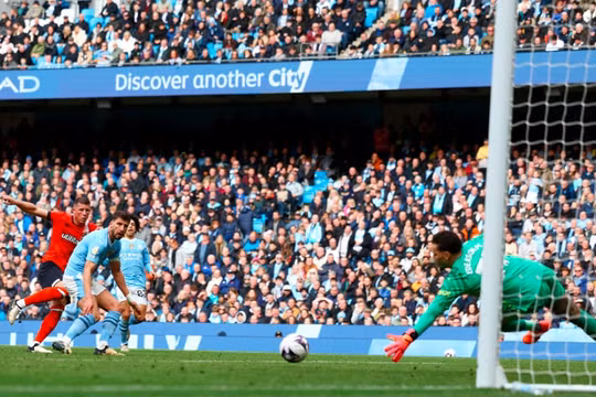 Thắng đậm Luton, Man City tạm chiếm ngôi đầu Ngoại hạng Anh