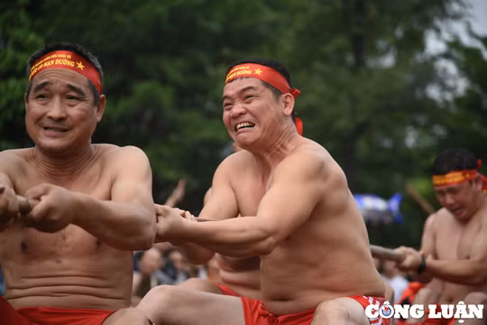 Hàng nghìn người dân cổ vũ trai tráng kéo co ngồi tại Hà Nội