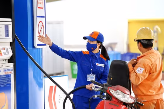 Giá xăng giảm nhẹ 100 đồng/lít