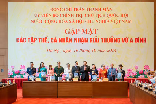 Chủ tịch Quốc hội Trần Thanh Mẫn gặp mặt các đại biểu nhận Giải thưởng Vừ A Dính