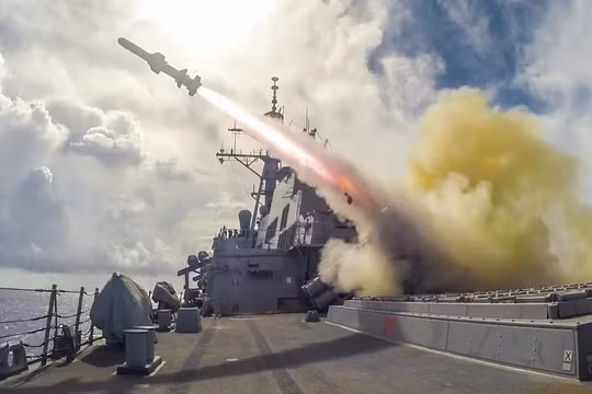 Giao chiến tên lửa dữ dội giữa Houthi và quân đội Mỹ trên Biển Đỏ