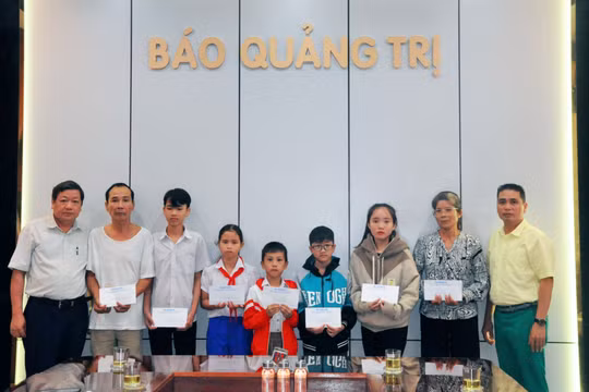 Báo Quảng Trị phối hợp trao quà cho người dân có hoàn cảnh đặc biệt khó khăn