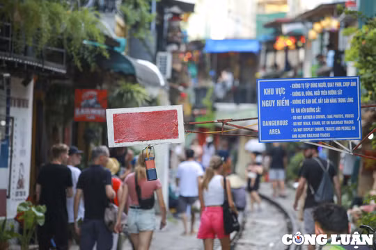 Kiên quyết giải tỏa các điểm tụ tập đông người, quay phim chụp ảnh trên đường sắt