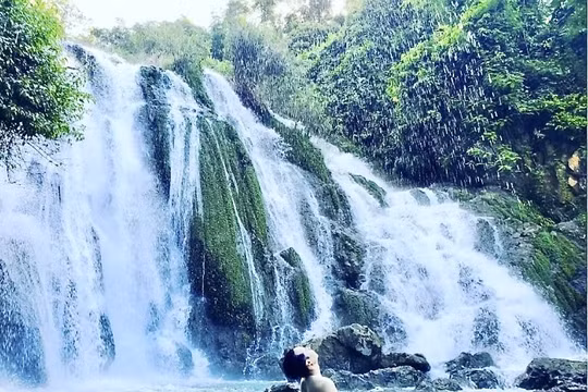 Chiêm ngưỡng vẻ đẹp hoang sơ của thác Thung (Hoà Bình)