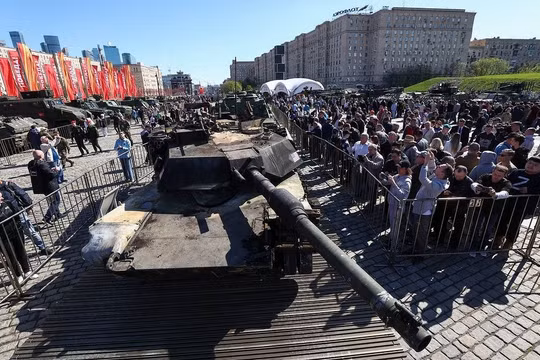 Người dân Nga đổ xô đến xem 'chiến tích' xe tăng phương Tây thu được ở Ukraine