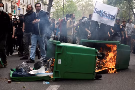 Cảnh sát và người biểu tình đụng độ ở Paris trong cuộc biểu tình Quốc tế Lao động
