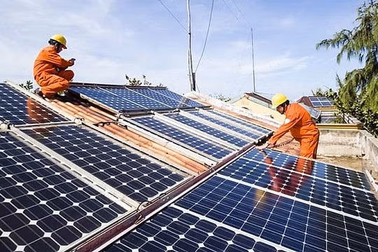 Không khuyến khích phát điện mặt trời mái nhà vào hệ thống điện quốc gia