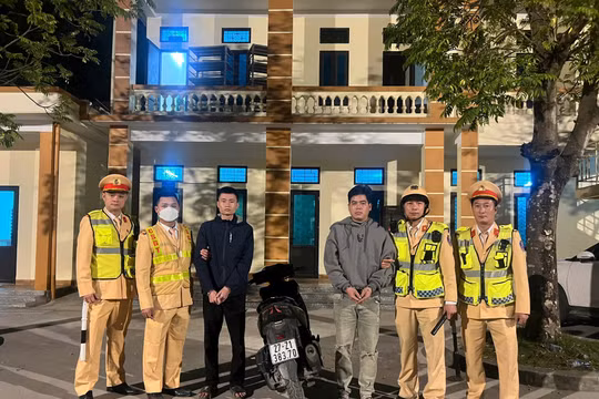 Cảnh sát phát hiện 2 nam thanh niên chở nhau đi mua ma tuý