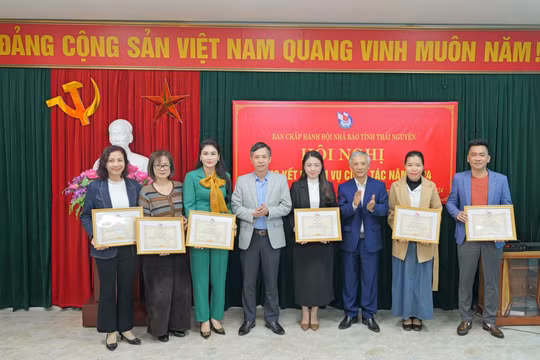 Hội Nhà báo tỉnh Thái Nguyên khen thưởng các hội viên có thành tích xuất sắc năm 2024