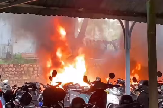 Gia Lai: Nổ lớn trong trường học, hàng loạt xe máy bị thiêu rụi