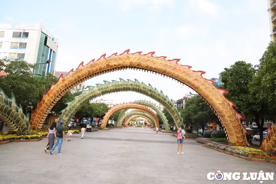 TP HCM: Hoàn tất thu dọn Đường hoa Nguyễn Huệ, hai linh vật rồng được lưu lại đến hết tháng Giêng
