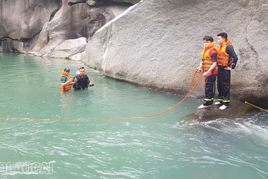 Một người tử vong khi chui xuống hang nước suối trong đêm bắt cá