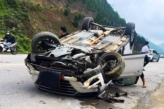 Ô tô chở 5 người tông gãy biển báo giao thông, ‘phơi bụng’ giữa đường Hà Tĩnh