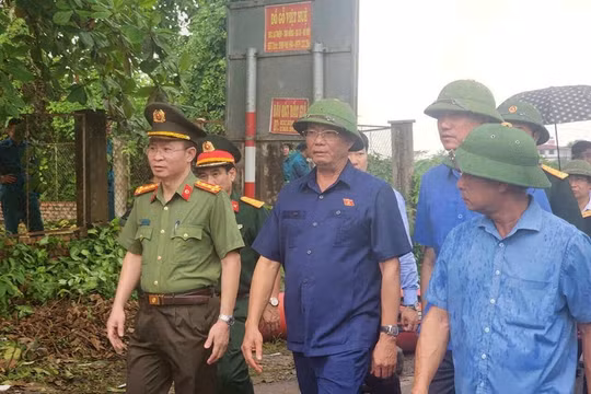 Phó Chủ tịch Quốc hội Trần Quang Phương đề nghị tỉnh Phú Thọ nghiên cứu cấm cầu Trung Hà