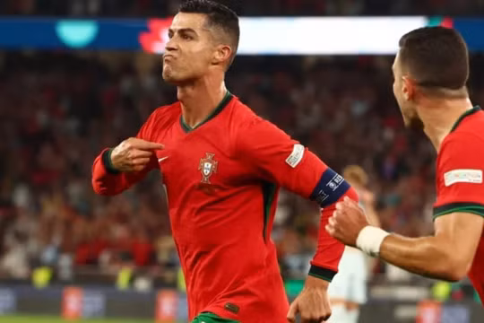 Ronaldo rực sáng, Bồ Đào Nha thắng ngược Scotland
