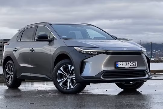 Toyota điều chỉnh kế hoạch sản xuất xe điện: Cắt giảm 1/3 sản lượng vào năm 2026