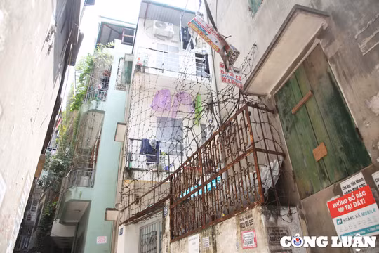 Nhà trọ, chung cư mini được quây kín bởi thép gai, lồng sắt cạnh hiện trường vụ cháy khiến 14 người chết
