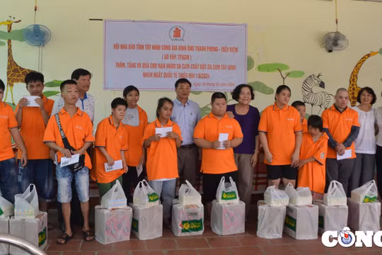 Hội Nhà báo Tây Ninh tặng quà cho nạn nhân chất độc da cam và viện dưỡng lão