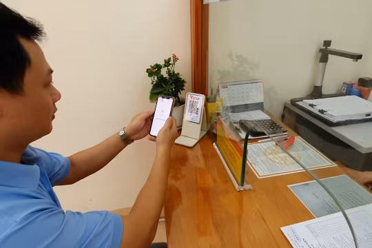 Hà Nội: Nhiều bộ phận “một cửa” sẵn sàng tiếp nhận thanh toán chuyển khoản của người dân