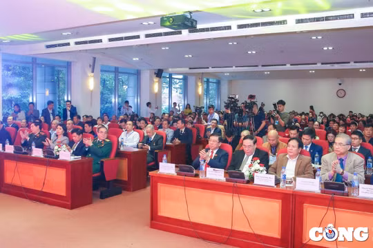 "Xuân ấm áp, Tết sẻ chia": Mang Tết đầm ấm, an vui đến đồng bào khu vực biên giới