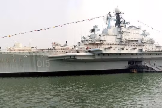 Tàu sân bay hùng mạnh thời Liên Xô bốc cháy ở Trung Quốc