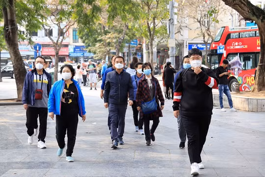 Hà Nội khuyến khích người dân tiếp tục đeo khẩu trang ở khu vực đông người