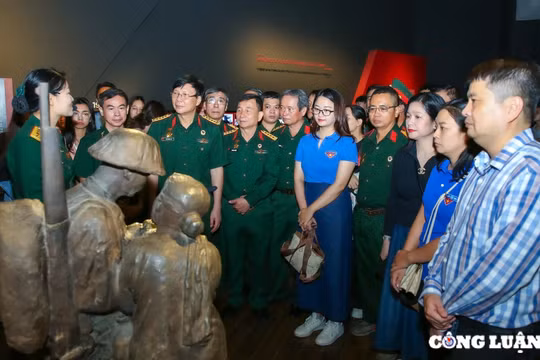 Đoàn công tác Cơ quan Trung ương Hội Nhà báo Việt Nam tham quan Bảo tàng Lịch sử Quân sự Việt Nam
