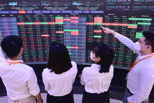 Áp lực bán lớn, chứng khoán đỏ sàn