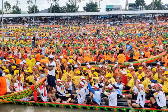 Sôi nổi Giải đua ghe Ngo Sóc Trăng, khu vực ĐBSCL lần thứ VI năm 2024