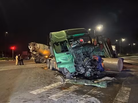 4 xe ô tô tông nhau nằm ngổn ngang trên đường ở Bình Dương
