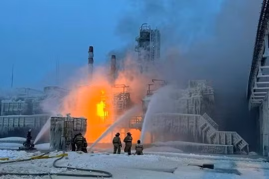 Hỏa hoạn tại bến cảng lớn của Nga ở Leningrad, nghi do UAV Ukraine tấn công