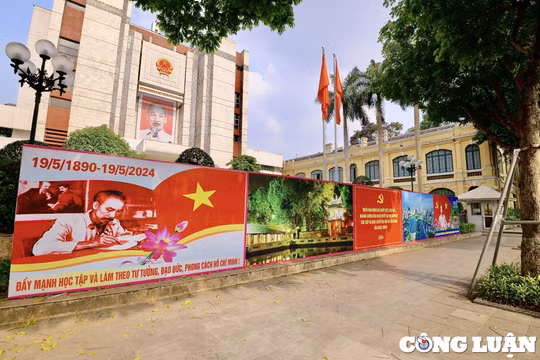 Đường phố Hà Nội rực rỡ cờ hoa, khẩu hiệu kỷ niệm 134 năm ngày sinh Chủ tịch Hồ Chí Minh
