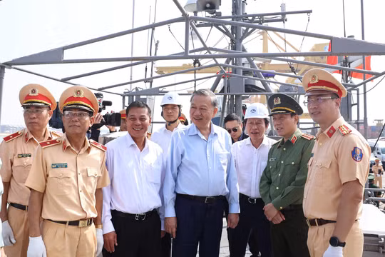 Tổng Bí thư Tô Lâm kiểm tra tàu tuần tra do Cảnh sát biển Hàn Quốc viện trợ