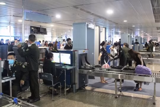 Cho phép xác thực sinh trắc học hành khách kiểm soát giấy tờ/thông tin nhân thân