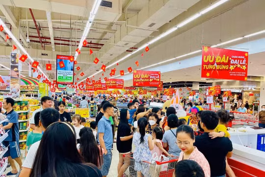 Hà Nội: Siêu thị, trung tâm thương mại “chạy đua” khuyến mãi dịp lễ 30/4-1/5