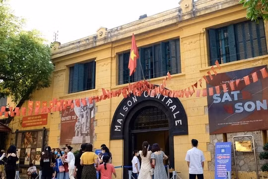 Hà Nội: Nhiều du khách chọn di tích lịch sử là điểm đến vào dịp nghỉ lễ